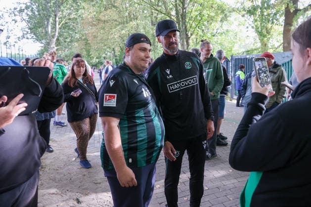 21.09.2026, xtgx, Fussball - 2.Bundesliga Hannover 96 - Training emspor, v.l. Sandro Wagner (Hannover, Trainer) macht Selfies Fotos mit den Fans (DFL DFB REGULATIONS PROHIBIT ANY USE OF PHOTOGRAPHS as IMAGE SEQUENCES and or QUASI-VIDEO) Hannover
