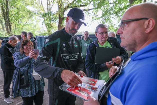 21.09.2026, xtgx, Fussball - 2.Bundesliga Hannover 96 - Training emspor, v.l. Sandro Wagner (Hannover, Trainer) schreibt Autogramme (DFL DFB REGULATIONS PROHIBIT ANY USE OF PHOTOGRAPHS as IMAGE SEQUENCES and or QUASI-VIDEO) Hannover