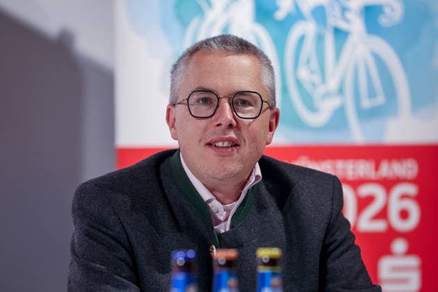 Dr. Linus Tepe, Kfreisdirektor Kreis Coesfeld. Vorstellung der Streckenverläufe und der Aktionen und Zahlen des in diesem Jahr zum 20. mal stattfindenden Radrennen. In diesem Jahr startet das Radrennen in Borken im Westmünsterland. Borken, Nordrhein-Westfalen, DEU, Deutschland, 21.09.2026 Pressekonferenz Sparkassen Münsterland Giro.