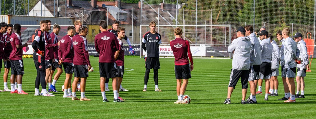 21.09.2026 - Fussball - 2. Fussball - Bundesliga - Saison 2026 2027 - 1. FC Nürnberg Nuernberg FCN ( Club ) - Training - Sportfoto Zink - xwoxzix - Mannschaft Team und Staff vor Trainingsbeginn