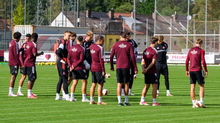 21.09.2026 - Fussball - 2. Fussball - Bundesliga - Saison 2026 2027 - 1. FC Nürnberg Nuernberg FCN ( Club ) - Training - Sportfoto Zink - xwoxzix - Mannschaft Team und Staff vor Trainingsbeginn