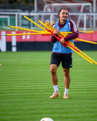 21.09.2026 - Fussball - 2. Fussball - Bundesliga - Saison 2026 2027 - 1. FC Nürnberg Nuernberg FCN ( Club ) - Training - Sportfoto Zink - xwoxzix - Rafael Lubach (18, 1. FC Nürnberg FCN ) trägt Equipment