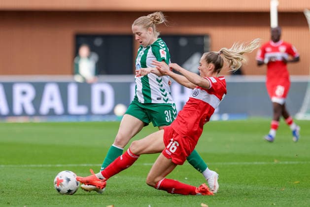 v.li.: Elena Dhont (SV Werder Bremen, 31) und Janina Hechler (VfB Stuttgart, 16) im Zweikampf, Duell, Dynamik, Aktion, Action, Spielszene, DIE DFB-RICHTLINIEN UNTERSAGEN JEGLICHE NUTZUNG VON FOTOS ALS SEQUENZBILDER UND ODER VIDEOÄHNLICHE FOTOSTRECKEN. DFB REGULATIONS PROHIBIT ANY USE OF PHOTOGRAPHS AS IMAGE SEQUENCES AND OR QUASI-VIDEO., 21.09.2026, Bremen (Deutschland), Fussball, Google Pixel Frauen-Bundesliga, SV Werder Bremen - VfB Stuttgart