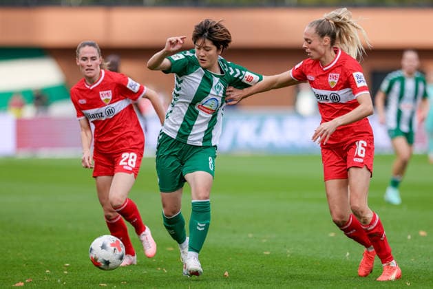 v.li.: Reena Wichmann (VfB Stuttgart, 28), Mei Shimada (SV Werder Bremen, 8) und Janina Hechler (VfB Stuttgart, 16) im Zweikampf, Duell, Dynamik, Aktion, Action, Spielszene, DIE DFB-RICHTLINIEN UNTERSAGEN JEGLICHE NUTZUNG VON FOTOS ALS SEQUENZBILDER UND ODER VIDEOÄHNLICHE FOTOSTRECKEN. DFB REGULATIONS PROHIBIT ANY USE OF PHOTOGRAPHS AS IMAGE SEQUENCES AND OR QUASI-VIDEO., 21.09.2026, Bremen (Deutschland), Fussball, Google Pixel Frauen-Bundesliga, SV Werder Bremen - VfB Stuttgart