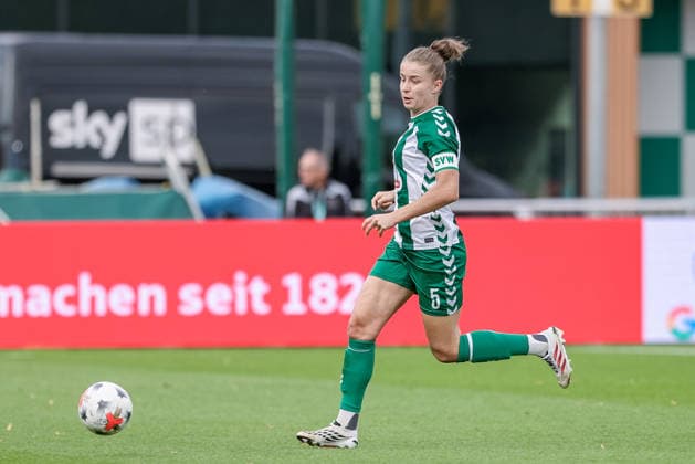 Michelle Ulbrich (SV Werder Bremen, 5) am Ball, Freisteller, Einzelbild, Ganzkörper, Aktion, Action, Spielszene, DIE DFB-RICHTLINIEN UNTERSAGEN JEGLICHE NUTZUNG VON FOTOS ALS SEQUENZBILDER UND ODER VIDEOÄHNLICHE FOTOSTRECKEN. DFB REGULATIONS PROHIBIT ANY USE OF PHOTOGRAPHS AS IMAGE SEQUENCES AND OR QUASI-VIDEO., 21.09.2026, Bremen (Deutschland), Fussball, Google Pixel Frauen-Bundesliga, SV Werder Bremen - VfB Stuttgart