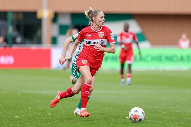 Janina Hechler (VfB Stuttgart, 16) am Ball, Einzelbild, Ganzkörper, Aktion, Action, Spielszene, DIE DFB-RICHTLINIEN UNTERSAGEN JEGLICHE NUTZUNG VON FOTOS ALS SEQUENZBILDER UND ODER VIDEOÄHNLICHE FOTOSTRECKEN. DFB REGULATIONS PROHIBIT ANY USE OF PHOTOGRAPHS AS IMAGE SEQUENCES AND OR QUASI-VIDEO., 21.09.2026, Bremen (Deutschland), Fussball, Google Pixel Frauen-Bundesliga, SV Werder Bremen - VfB Stuttgart