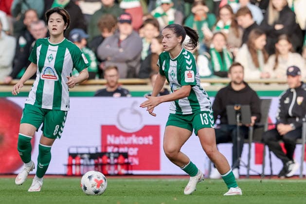 Luna Vanzeir (SV Werder Bremen, 13) am Ball, Einzelbild, Ganzkörper, Aktion, Action, Spielszene, DIE DFB-RICHTLINIEN UNTERSAGEN JEGLICHE NUTZUNG VON FOTOS ALS SEQUENZBILDER UND ODER VIDEOÄHNLICHE FOTOSTRECKEN. DFB REGULATIONS PROHIBIT ANY USE OF PHOTOGRAPHS AS IMAGE SEQUENCES AND OR QUASI-VIDEO., 21.09.2026, Bremen (Deutschland), Fussball, Google Pixel Frauen-Bundesliga, SV Werder Bremen - VfB Stuttgart