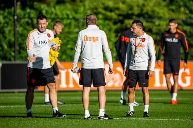 ZEIST - (R) Nederland head coach Xavi Hernandez during the UEFA Nations League training ahead of the match against Duitsland at KNVB Campus on 21 September 2026 in Zeist, Nederland. (Photo by DeFodi Images) -