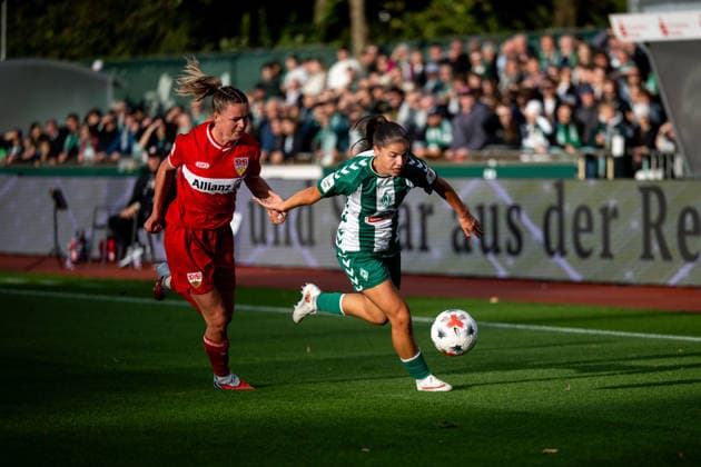 21.09.2026, GER, Fussball, Frauen, Google Pixel 1. Bundesliga, Saison 2026 2027, 4. Spieltag, SV Werder Bremen vs. VfB Stuttgart Luna Vanzeir ( Werder Bremen, 13 ) im Zweikampf mit Greta Stegemann ( VfB Stuttgart, 05 ) DFB DFL regulations prohibit any use of photographs as image sequences and or quasi-video Bremen Stadion Platz 11 Bremen Deutschland Copyright: xNordphoto Memmlerx