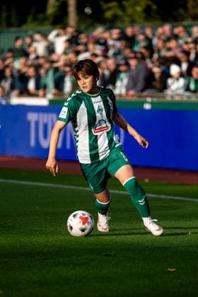 21.09.2026, GER, Fussball, Frauen, Google Pixel 1. Bundesliga, Saison 2026 2027, 4. Spieltag, SV Werder Bremen vs. VfB Stuttgart Mei Shimada ( Werder Bremen, 08 ) am Ball DFB DFL regulations prohibit any use of photographs as image sequences and or quasi-video Bremen Stadion Platz 11 Bremen Deutschland Copyright: xNordphoto Memmlerx