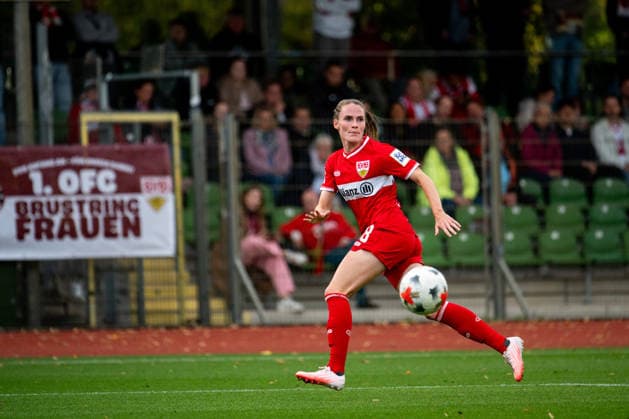 21.09.2026, GER, Fussball, Frauen, Google Pixel 1. Bundesliga, Saison 2026 2027, 4. Spieltag, SV Werder Bremen vs. VfB Stuttgart Reena Wichmann ( VfB Stuttgart, 28 ) am Ball DFB DFL regulations prohibit any use of photographs as image sequences and or quasi-video Bremen Stadion Platz 11 Bremen Deutschland Copyright: xNordphoto Memmlerx