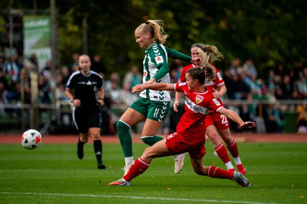 21.09.2026, GER, Fussball, Frauen, Google Pixel 1. Bundesliga, Saison 2026 2027, 4. Spieltag, SV Werder Bremen vs. VfB Stuttgart Isabella Jaron ( Werder Bremen, 11 ) im Zweikampf mit Greta Stegemann ( VfB Stuttgart, 05 ) DFB DFL regulations prohibit any use of photographs as image sequences and or quasi-video Bremen Stadion Platz 11 Bremen Deutschland Copyright: xNordphoto Memmlerx