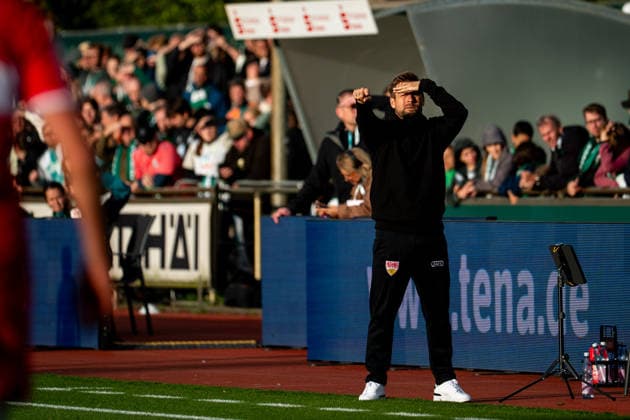 21.09.2026, GER, Fussball, Frauen, Google Pixel 1. Bundesliga, Saison 2026 2027, 4. Spieltag, SV Werder Bremen vs. VfB Stuttgart Nico Schneck ( VfB Stuttgart, Trainer ) DFB DFL regulations prohibit any use of photographs as image sequences and or quasi-video Bremen Stadion Platz 11 Bremen Deutschland Copyright: xNordphoto Memmlerx