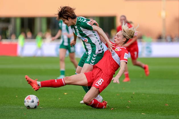 v.li.: Mei Shimada (SV Werder Bremen, 8) und Janina Hechler (VfB Stuttgart, 16) im Zweikampf, Duell, Dynamik, Aktion, Action, Spielszene, DIE DFB-RICHTLINIEN UNTERSAGEN JEGLICHE NUTZUNG VON FOTOS ALS SEQUENZBILDER UND ODER VIDEOÄHNLICHE FOTOSTRECKEN. DFB REGULATIONS PROHIBIT ANY USE OF PHOTOGRAPHS AS IMAGE SEQUENCES AND OR QUASI-VIDEO., 21.09.2026, Bremen (Deutschland), Fussball, Google Pixel Frauen-Bundesliga, SV Werder Bremen - VfB Stuttgart