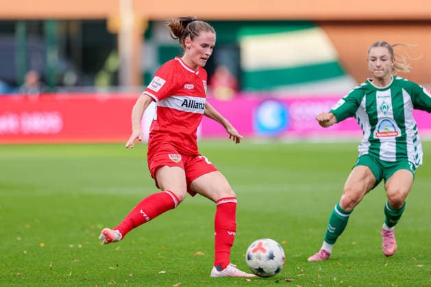 Reena Wichmann (VfB Stuttgart, 28) am Ball, Einzelbild, Ganzkörper, Aktion, Action, Spielszene, DIE DFB-RICHTLINIEN UNTERSAGEN JEGLICHE NUTZUNG VON FOTOS ALS SEQUENZBILDER UND ODER VIDEOÄHNLICHE FOTOSTRECKEN. DFB REGULATIONS PROHIBIT ANY USE OF PHOTOGRAPHS AS IMAGE SEQUENCES AND OR QUASI-VIDEO., 21.09.2026, Bremen (Deutschland), Fussball, Google Pixel Frauen-Bundesliga, SV Werder Bremen - VfB Stuttgart