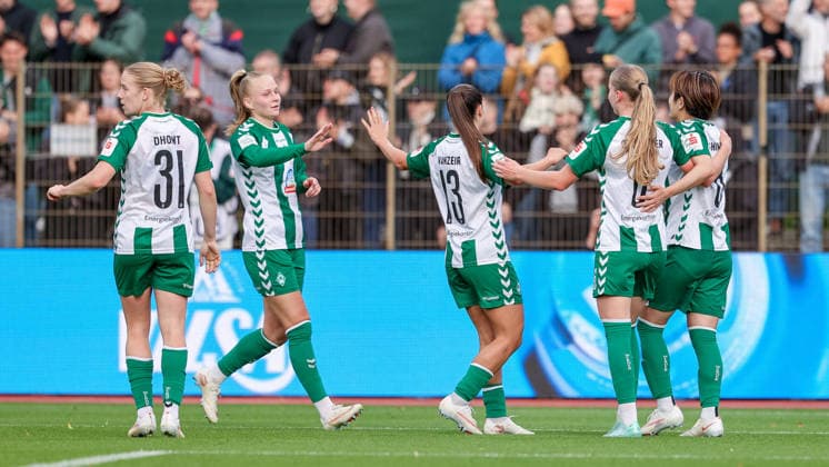 Spielerinnen des SV Werder Bremen mit Torjubel, Jubel, jubeln, jubelt, optimistisch, Spielszene, Highlight, Freude über das Tor zum 1:0, DIE DFB-RICHTLINIEN UNTERSAGEN JEGLICHE NUTZUNG VON FOTOS ALS SEQUENZBILDER UND ODER VIDEOÄHNLICHE FOTOSTRECKEN. DFB REGULATIONS PROHIBIT ANY USE OF PHOTOGRAPHS AS IMAGE SEQUENCES AND OR QUASI-VIDEO., 21.09.2026, Bremen (Deutschland), Fussball, Google Pixel Frauen-Bundesliga, SV Werder Bremen - VfB Stuttgart