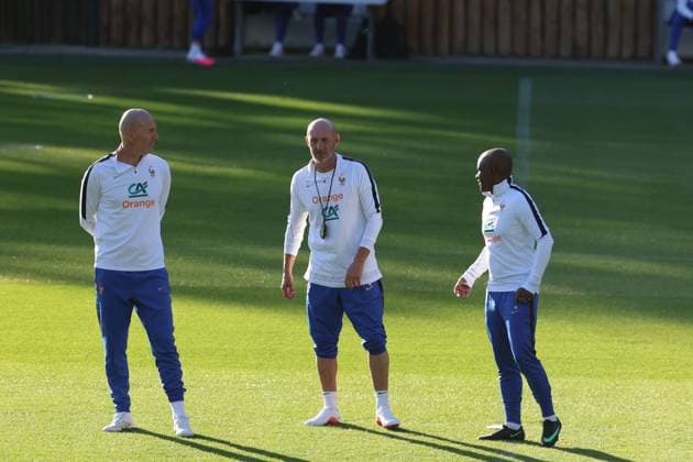 Entrainement Equipe de France PHOTOPQR VOIX DU NORD STEPHANE MORTAGNE ; 21 09 2026 ; CLAIREFONTAINE EN YVELINES, NO DAM, le 21 0 2026, Football, Equipe de France de France avec comme selectionneur Zinedine Zidane Fabien Barthez, Hamidou Msaidie France s head coach Zinedine Zidane takes part in a training session in Clairefontaine-en-Yvelines outside Paris, on September 21, 2026. NORD France  Copyright: xPHOTOPQR VOIXxDUxNORD MAXPPPxSTEPHANExMORTAGNEx 20260921VDN6618 20260921VDN6618