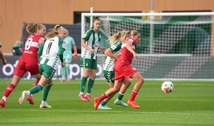 Foto : am Ball Dafina REDZEPI (Stuttgart) gegen Juliane WIRTZ (Werder) Fussball Google Pixel Frauen Bundesliga , 7.. Spieltag am Mo. 21.09.2026 Werder Bremen - VfB Stuttgart