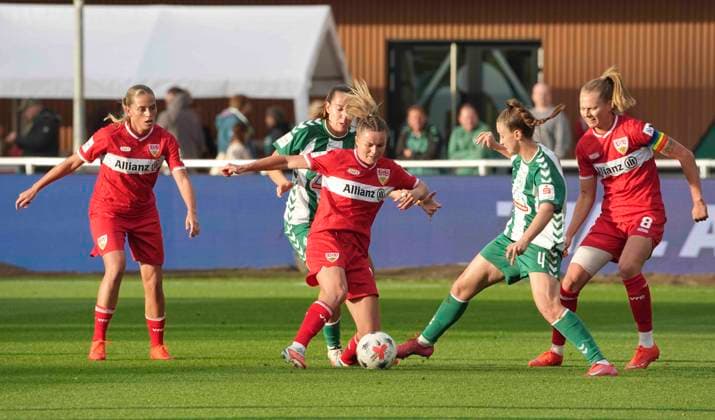 Foto : Greta STEGEMANN (Stuttgart) gegen Julia MAGERL (Werder) und hinten Wiktoria ZIENIEWICZ (Werder) Fussball Google Pixel Frauen Bundesliga , 7.. Spieltag am Mo. 21.09.2026 Werder Bremen - VfB Stuttgart