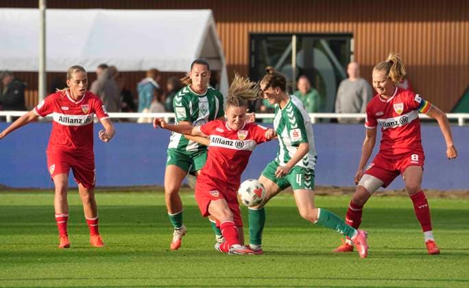 Foto : Greta STEGEMANN (Stuttgart) gegen Julia MAGERL (Werder) und hinten Wiktoria ZIENIEWICZ (Werder) Fussball Google Pixel Frauen Bundesliga , 7.. Spieltag am Mo. 21.09.2026 Werder Bremen - VfB Stuttgart