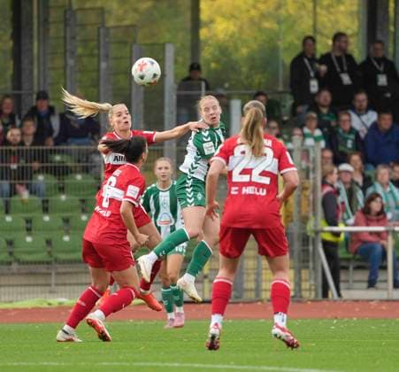 Foto : Dafina REDZEPI (Stuttgart) gegen Elena DHONT (Werder) Fussball Google Pixel Frauen Bundesliga , 7.. Spieltag am Mo. 21.09.2026 Werder Bremen - VfB Stuttgart