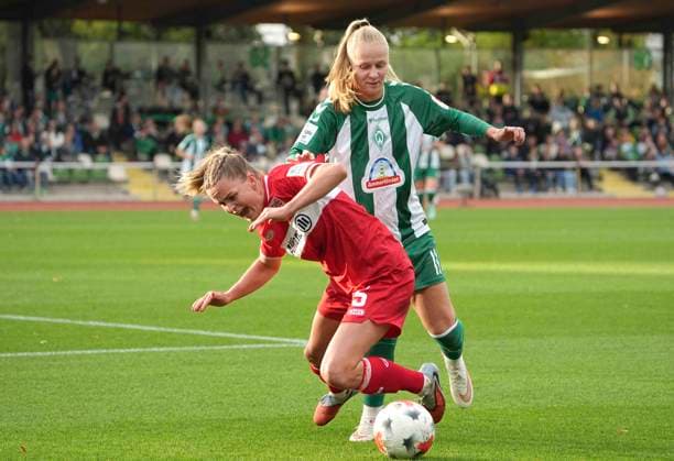 Foto : Greta STEGEMANN (Stuttgart) gegen Isabella JARON (Werder) Fussball Google Pixel Frauen Bundesliga , 7.. Spieltag am Mo. 21.09.2026 Werder Bremen - VfB Stuttgart