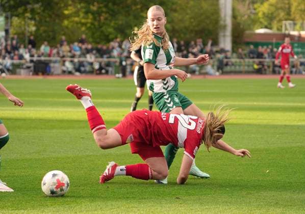 Foto : Adriana ACHCINSKA (Stuttgart) kommt zu Fall gegen Isabella JARON (Werder) Fussball Google Pixel Frauen Bundesliga , 7.. Spieltag am Mo. 21.09.2026 Werder Bremen - VfB Stuttgart