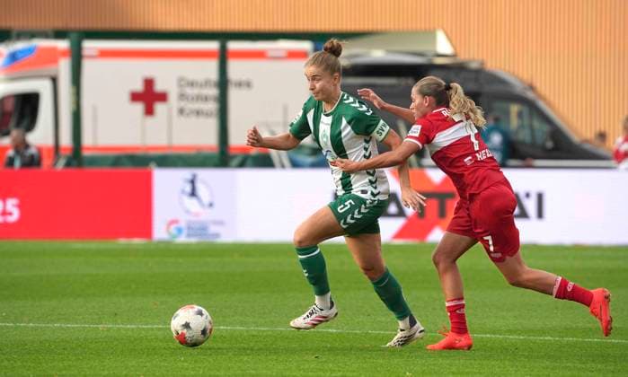 Foto : Dafina REDZEPI (Stuttgart) gegen Michelle ULBRICH (Werder) Fussball Google Pixel Frauen Bundesliga , 7.. Spieltag am Mo. 21.09.2026 Werder Bremen - VfB Stuttgart