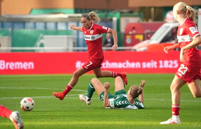 Foto : Dafina REDZEPI (Stuttgart) gegen Michelle ULBRICH (Werder) Fussball Google Pixel Frauen Bundesliga , 7.. Spieltag am Mo. 21.09.2026 Werder Bremen - VfB Stuttgart