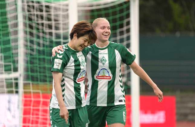 Foto : Torjubel bei den Werder Damen, Mei SHIMADA (Werder) trifft zum 1-0 und Marie GMEIEDER (rechts) gratuliert Fussball Google Pixel Frauen Bundesliga , 7.. Spieltag am Mo. 21.09.2026 Werder Bremen - VfB Stuttgart