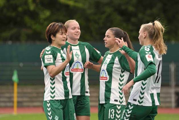 Foto : Torjubel bei den Werder Damen, Mei SHIMADA (Werder) trifft zum 1-0 und Marie GMEIEDER (mitte) gratuliert , sowie rechts Luna VANZEIR und Isabella JARON (Werder) Fussball Google Pixel Frauen Bundesliga , 7.. Spieltag am Mo. 21.09.2026 Werder Bremen - VfB Stuttgart