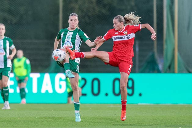 v.li.: Juliane Wirtz (SV Werder Bremen, 28) und Dafina Redzepi (VfB Stuttgart, 7) im Zweikampf, Duell, Dynamik, Aktion, Action, Spielszene, DIE DFB-RICHTLINIEN UNTERSAGEN JEGLICHE NUTZUNG VON FOTOS ALS SEQUENZBILDER UND ODER VIDEOÄHNLICHE FOTOSTRECKEN. DFB REGULATIONS PROHIBIT ANY USE OF PHOTOGRAPHS AS IMAGE SEQUENCES AND OR QUASI-VIDEO., 21.09.2026, Bremen (Deutschland), Fussball, Google Pixel Frauen-Bundesliga, SV Werder Bremen - VfB Stuttgart