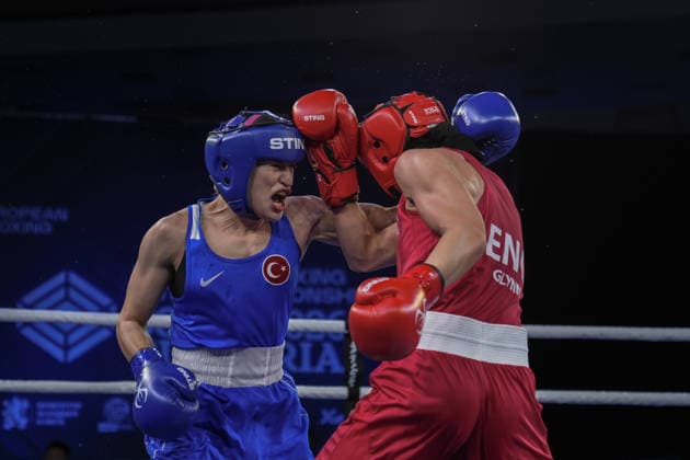 2026 European Boxing Championships in Bulgaria SOFIA, BULGARIA - SEPTEMBER 21: Esra Yildiz Kahraman (blue) of Turkiye competes against Elise Glynn (red) of England in the women s 57kg category during the 2026 European Boxing Championships at Asics Arena in Sofia, Bulgaria, on September 21, 2026. Osmancan Gurdogan Anadolu Sofia Bulgaria. Editorial use only. Please get in touch for any other usage.  Copyright: x2026xAnadoluxOsmancanxGurdoganx