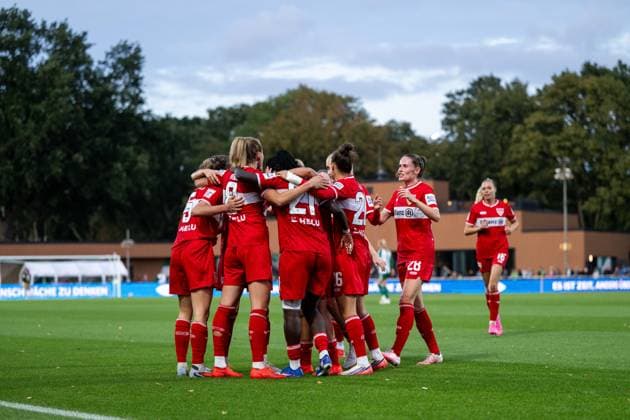 21.09.2026, GER, Fussball, Frauen, Google Pixel 1. Bundesliga, Saison 2026 2027, 4. Spieltag, SV Werder Bremen vs. VfB Stuttgart Greta Stegemann ( VfB Stuttgart, 05 ), Maximiliane Rall ( VfB Stuttgart, 08 ), Mira Arouna ( VfB Stuttgart, 21 ), Nicole Billa ( VfB Stuttgart, 26 ), Reena Wichmann ( VfB Stuttgart, 28 ) und Team jubeln über das Tor zum 1:1, DFB DFL regulations prohibit any use of photographs as image sequences and or quasi-video Bremen Stadion Platz 11 Bremen Deutschland Copyright: xNordphoto Memmlerx