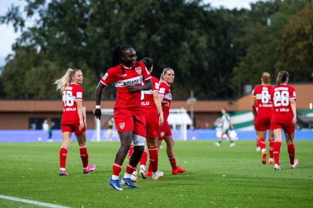 21.09.2026, GER, Fussball, Frauen, Google Pixel 1. Bundesliga, Saison 2026 2027, 4. Spieltag, SV Werder Bremen vs. VfB Stuttgart Mira Arouna ( VfB Stuttgart, 21 ) und Team jubeln über das Tor zum 1:1, DFB DFL regulations prohibit any use of photographs as image sequences and or quasi-video Bremen Stadion Platz 11 Bremen Deutschland Copyright: xNordphoto Memmlerx