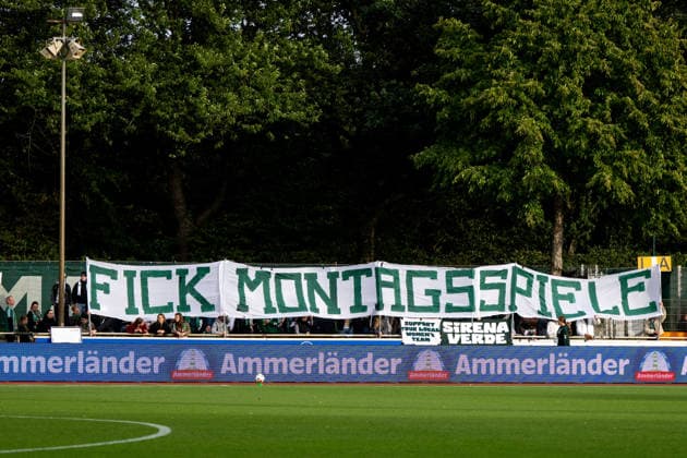 21.09.2026, GER, Fussball, Frauen, Google Pixel 1. Bundesliga, Saison 2026 2027, 4. Spieltag, SV Werder Bremen vs. VfB Stuttgart Fans Zuschauer mit Banner Fick Montagsspiele DFB DFL regulations prohibit any use of photographs as image sequences and or quasi-video Bremen Stadion Platz 11 Bremen Deutschland Copyright: xNordphoto Memmlerx