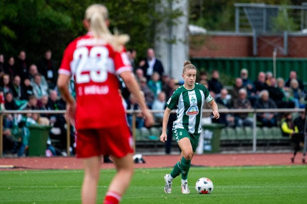 21.09.2026, GER, Fussball, Frauen, Google Pixel 1. Bundesliga, Saison 2026 2027, 4. Spieltag, SV Werder Bremen vs. VfB Stuttgart Michelle Ulbrich ( Werder Bremen, 05 ) am Ball DFB DFL regulations prohibit any use of photographs as image sequences and or quasi-video Bremen Stadion Platz 11 Bremen Deutschland Copyright: xNordphoto Memmlerx