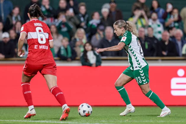 Jenny Hipp (SV Werder Bremen, 23) am Ball, Einzelbild, Ganzkörper, Aktion, Action, Spielszene, DIE DFB-RICHTLINIEN UNTERSAGEN JEGLICHE NUTZUNG VON FOTOS ALS SEQUENZBILDER UND ODER VIDEOÄHNLICHE FOTOSTRECKEN. DFB REGULATIONS PROHIBIT ANY USE OF PHOTOGRAPHS AS IMAGE SEQUENCES AND OR QUASI-VIDEO., 21.09.2026, Bremen (Deutschland), Fussball, Google Pixel Frauen-Bundesliga, SV Werder Bremen - VfB Stuttgart