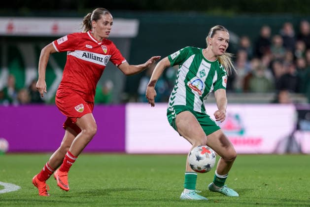 v.li.: Dafina Redzepi (VfB Stuttgart, 7) und Juliane Wirtz (SV Werder Bremen, 28) im Zweikampf, Duell, Dynamik, Aktion, Action, Spielszene, DIE DFB-RICHTLINIEN UNTERSAGEN JEGLICHE NUTZUNG VON FOTOS ALS SEQUENZBILDER UND ODER VIDEOÄHNLICHE FOTOSTRECKEN. DFB REGULATIONS PROHIBIT ANY USE OF PHOTOGRAPHS AS IMAGE SEQUENCES AND OR QUASI-VIDEO., 21.09.2026, Bremen (Deutschland), Fussball, Google Pixel Frauen-Bundesliga, SV Werder Bremen - VfB Stuttgart