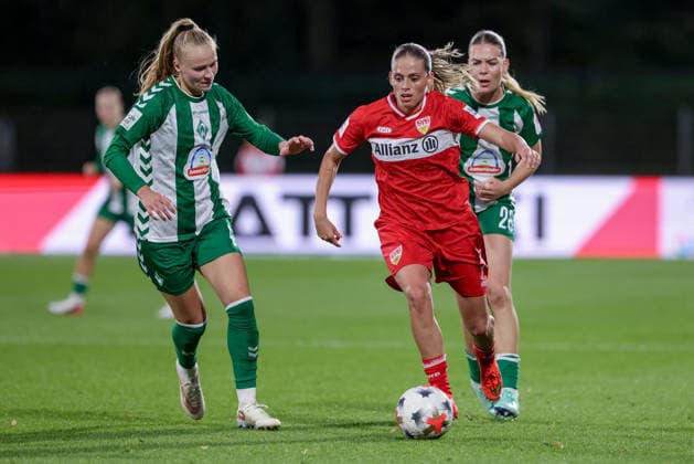 v.li.: Isabella Jaron (SV Werder Bremen, 11) und Dafina Redzepi (VfB Stuttgart, 7) im Zweikampf, Duell, Dynamik, Aktion, Action, Spielszene, DIE DFB-RICHTLINIEN UNTERSAGEN JEGLICHE NUTZUNG VON FOTOS ALS SEQUENZBILDER UND ODER VIDEOÄHNLICHE FOTOSTRECKEN. DFB REGULATIONS PROHIBIT ANY USE OF PHOTOGRAPHS AS IMAGE SEQUENCES AND OR QUASI-VIDEO., 21.09.2026, Bremen (Deutschland), Fussball, Google Pixel Frauen-Bundesliga, SV Werder Bremen - VfB Stuttgart