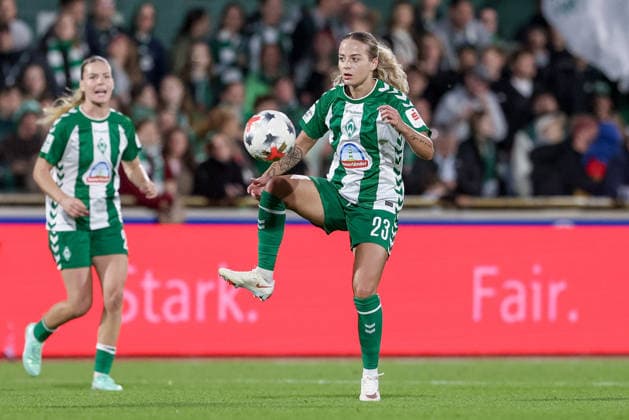 Jenny Hipp (SV Werder Bremen, 23) am Ball, Einzelbild, Ganzkörper, Aktion, Action, Spielszene, DIE DFB-RICHTLINIEN UNTERSAGEN JEGLICHE NUTZUNG VON FOTOS ALS SEQUENZBILDER UND ODER VIDEOÄHNLICHE FOTOSTRECKEN. DFB REGULATIONS PROHIBIT ANY USE OF PHOTOGRAPHS AS IMAGE SEQUENCES AND OR QUASI-VIDEO., 21.09.2026, Bremen (Deutschland), Fussball, Google Pixel Frauen-Bundesliga, SV Werder Bremen - VfB Stuttgart