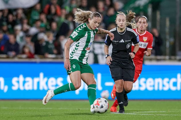 Jenny Hipp (SV Werder Bremen, 23) am Ball, Einzelbild, Ganzkörper, Aktion, Action, Spielszene, DIE DFB-RICHTLINIEN UNTERSAGEN JEGLICHE NUTZUNG VON FOTOS ALS SEQUENZBILDER UND ODER VIDEOÄHNLICHE FOTOSTRECKEN. DFB REGULATIONS PROHIBIT ANY USE OF PHOTOGRAPHS AS IMAGE SEQUENCES AND OR QUASI-VIDEO., 21.09.2026, Bremen (Deutschland), Fussball, Google Pixel Frauen-Bundesliga, SV Werder Bremen - VfB Stuttgart