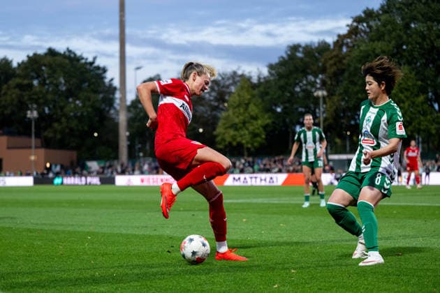 21.09.2026, GER, Fussball, Frauen, Google Pixel 1. Bundesliga, Saison 2026 2027, 4. Spieltag, SV Werder Bremen vs. VfB Stuttgart Maximiliane Rall ( VfB Stuttgart, 08 ) im Zweikampf mit Mei Shimada ( Werder Bremen, 08 ) DFB DFL regulations prohibit any use of photographs as image sequences and or quasi-video Bremen Stadion Platz 11 Bremen Deutschland Copyright: xNordphoto Memmlerx