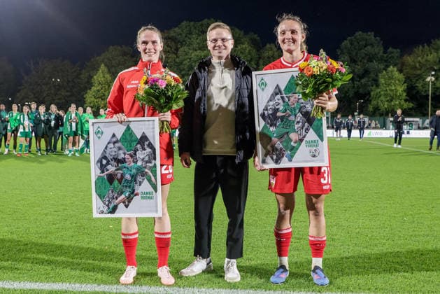 v.li.: Reena Wichmann (VfB Stuttgart, 28), Dominik Kupilas (Leiter Frauenfußball & Internationalisierung, SV Werder Bremen) und Verena Wieder (VfB Stuttgart, 31) bei der Verschiebschiedung der ehemaligen Spielerinnen des SV Werder Bremen aus dem Verein, Abschied, DIE DFB-RICHTLINIEN UNTERSAGEN JEGLICHE NUTZUNG VON FOTOS ALS SEQUENZBILDER UND ODER VIDEOÄHNLICHE FOTOSTRECKEN. DFB REGULATIONS PROHIBIT ANY USE OF PHOTOGRAPHS AS IMAGE SEQUENCES AND OR QUASI-VIDEO., 21.09.2026, Bremen (Deutschland), Fussball, Google Pixel Frauen-Bundesliga, SV Werder Bremen - VfB Stuttgart