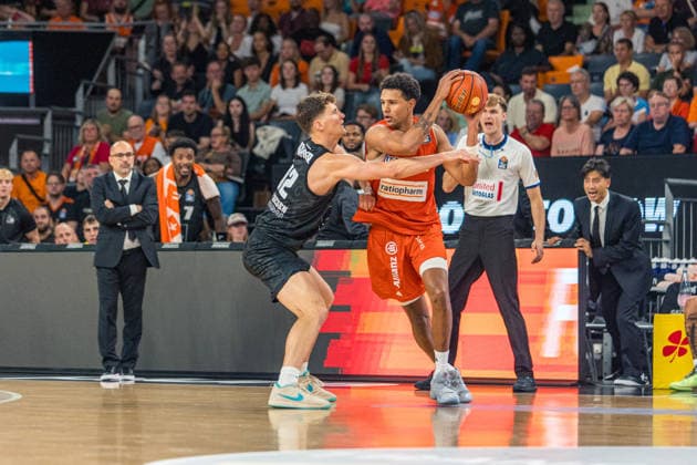 20.09.26 ratiopharm Ulm - MHP Riesen Ludwigsburg Deutschland, Ulm, 20.09.2026, Basketball, Bundesliga, Saison 2026 2027, ratiopharm Ulm - MHP Riesen Ludwigsburg: v.l. Patrick Cartier (MHP Riesen Ludwigsburg), Michael Rataj (ratiopharm Ulm).