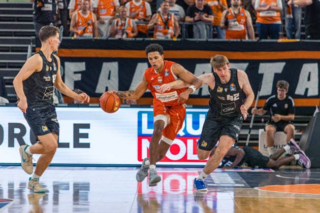 20.09.26 ratiopharm Ulm - MHP Riesen Ludwigsburg Deutschland, Ulm, 20.09.2026, Basketball, Bundesliga, Saison 2026 2027, ratiopharm Ulm - MHP Riesen Ludwigsburg: vl. Michael Rataj (ratiopharm Ulm), Thomas Rutherford (MHP Riesen Ludwigsburg).