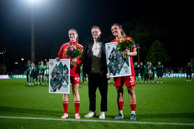 21.09.2026, GER, Fussball, Frauen, Google Pixel 1. Bundesliga, Saison 2026 2027, 4. Spieltag, SV Werder Bremen vs. VfB Stuttgart Reena Wichmann ( VfB Stuttgart, 28 ), Verena Wieder ( VfB Stuttgart, 31 ) werden von Werder Bremern verabschiedet, DFB DFL regulations prohibit any use of photographs as image sequences and or quasi-video Bremen Stadion Platz 11 Bremen Deutschland Copyright: xNordphoto Memmlerx