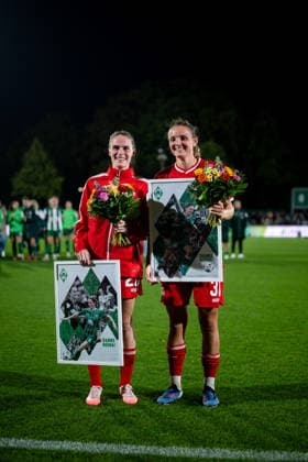 21.09.2026, GER, Fussball, Frauen, Google Pixel 1. Bundesliga, Saison 2026 2027, 4. Spieltag, SV Werder Bremen vs. VfB Stuttgart Reena Wichmann ( VfB Stuttgart, 28 ), Verena Wieder ( VfB Stuttgart, 31 ) werden von Werder Bremern verabschiedet, DFB DFL regulations prohibit any use of photographs as image sequences and or quasi-video Bremen Stadion Platz 11 Bremen Deutschland Copyright: xNordphoto Memmlerx