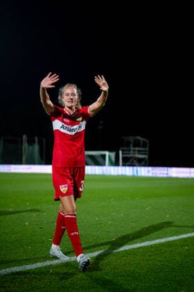 21.09.2026, GER, Fussball, Frauen, Google Pixel 1. Bundesliga, Saison 2026 2027, 4. Spieltag, SV Werder Bremen vs. VfB Stuttgart Fabienne Dongus ( VfB Stuttgart, 33 ) winkt DFB DFL regulations prohibit any use of photographs as image sequences and or quasi-video Bremen Stadion Platz 11 Bremen Deutschland Copyright: xNordphoto Memmlerx