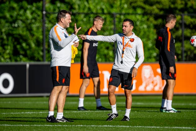 ZEIST - (l-r) Nederland assistant coach Sergio Alegre and Nederland head coach Xavi Hernandez during the UEFA Nations League training for the match against Duitsland at KNVB Campus on 21 September 2026 in Zeist, Nederland. (Photo by DeFodi Images) -